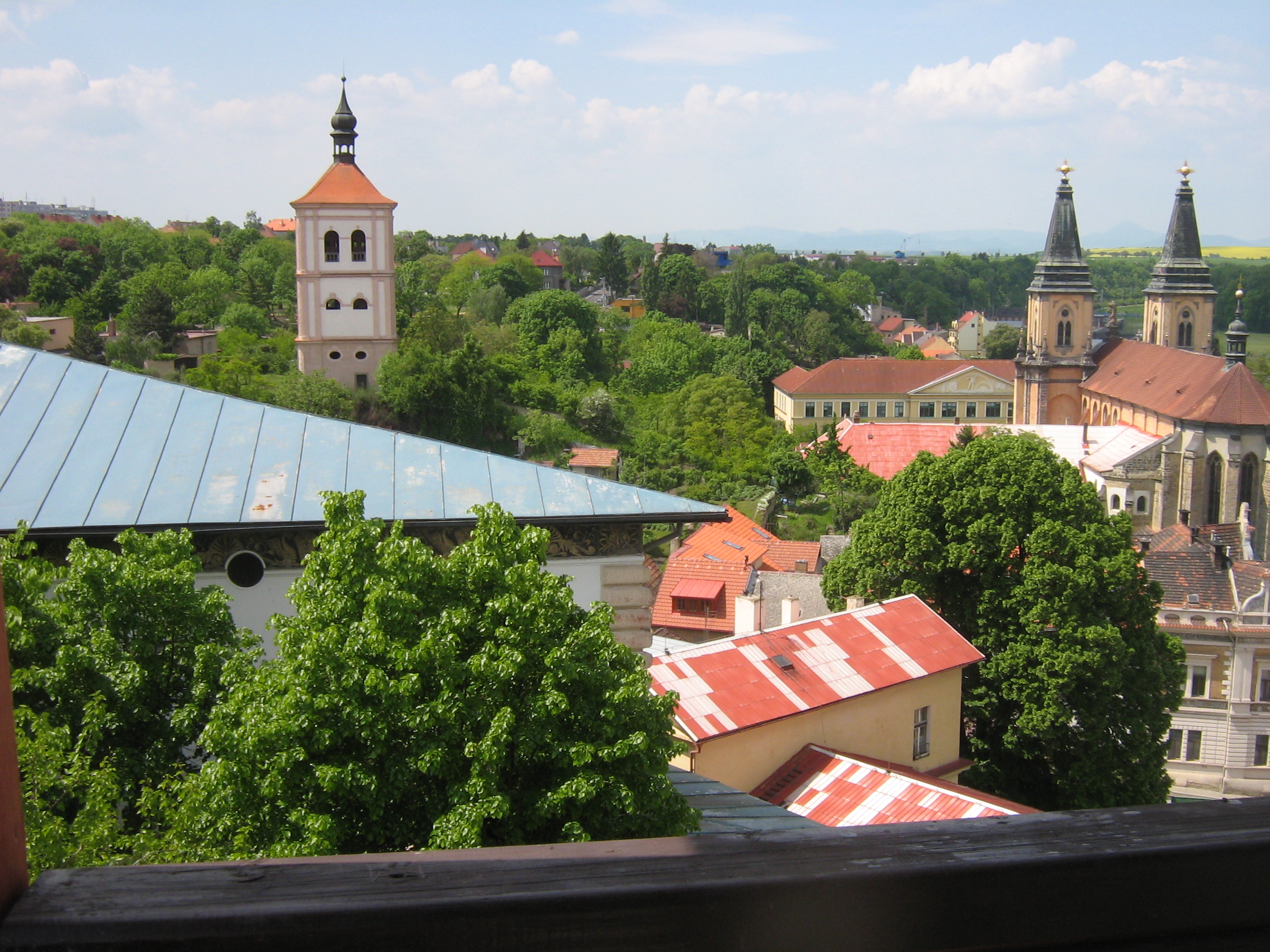 vzadu věže kostela a zvonice